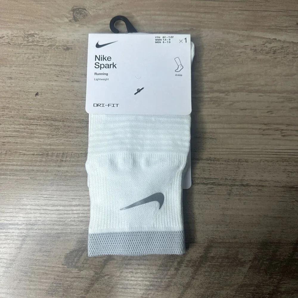 NWT Nike Unisex Spark Dri-FIT Lightweight Running Ankle Socks White Size Small - Picture 2 of 10